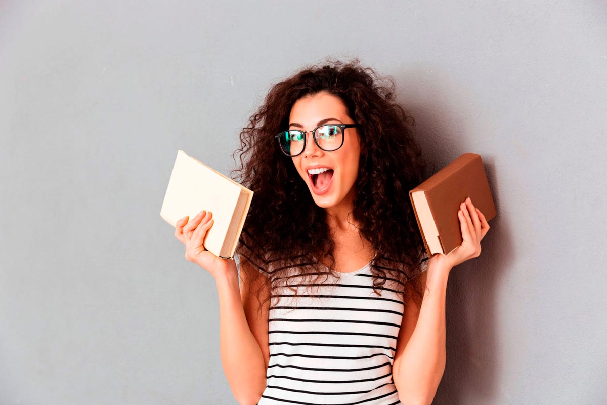 Девушка с книгами