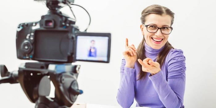 Девушка оставляет отзыв на видеокамеру