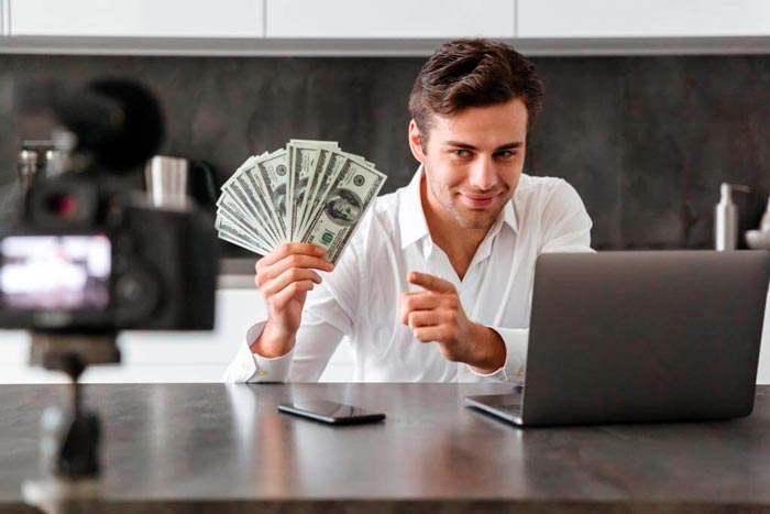 Мужчина оставляет отзыв на камеру